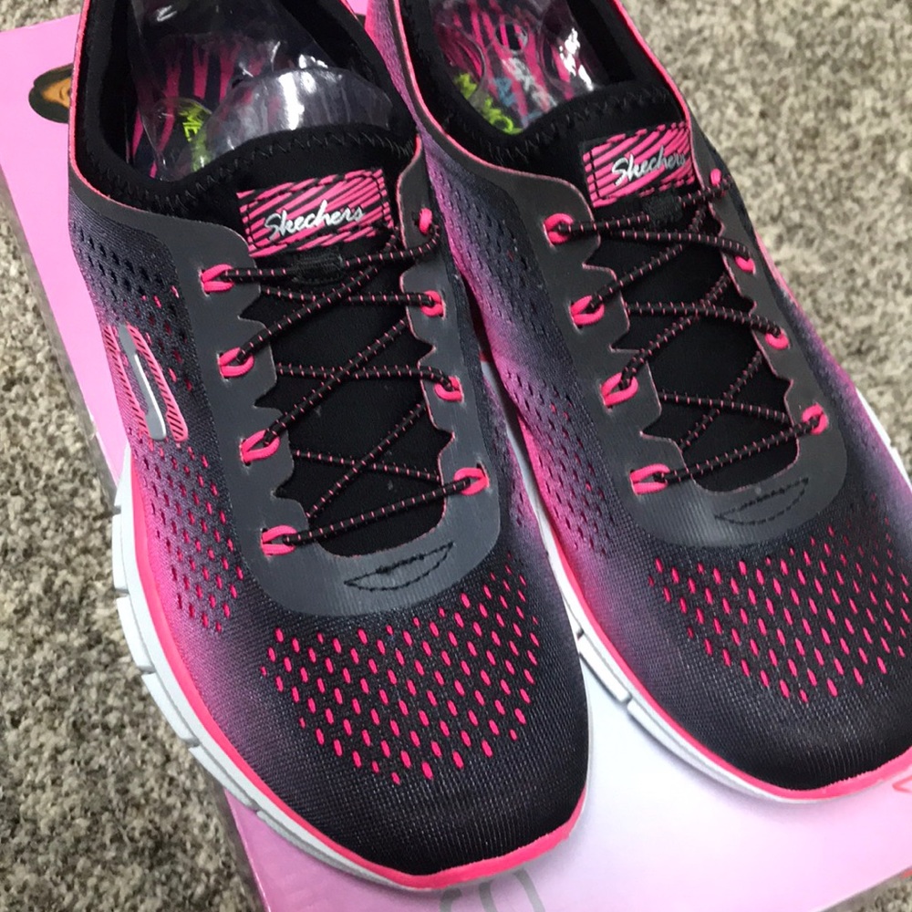 Skechers NWT! Sz 7. Never worn Pink
